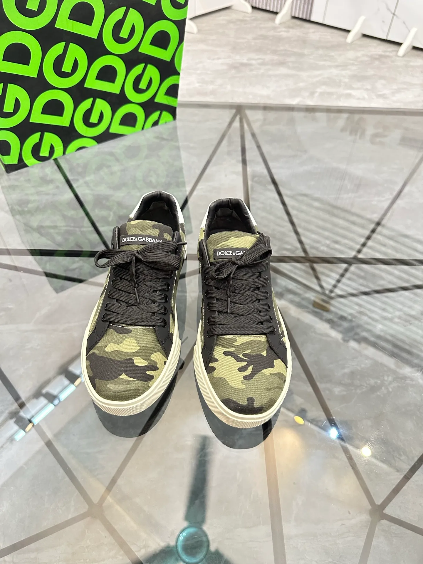 Men's shoes: 💰P460¥ Product trademark: DG "Dolce & Gabbana*" low-top casual shoes Regular size: 35-45 (can be customized to 46.) Product materials: imported cowhide leather upper spliced ​​with original fabric, sheepskin lining, original outsole. Number: 803